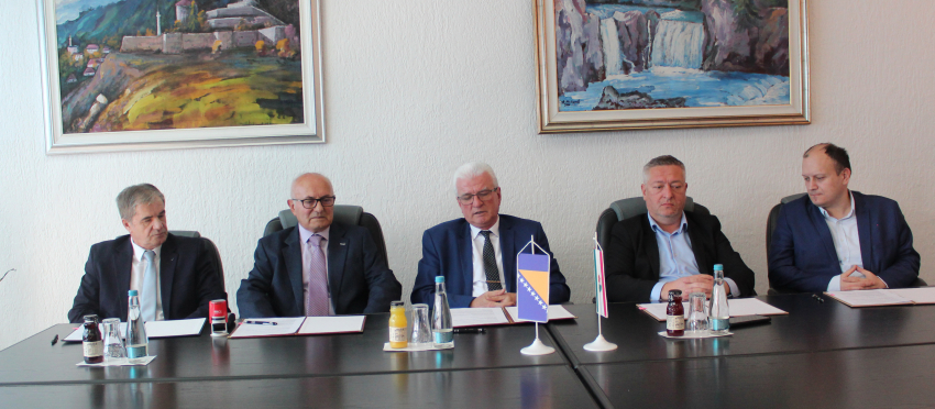 Potpisan Sporazum o poslovnoj saradnji između Vlade Srednjobosanskog kantona i Internacionalnog Univerziteta u Travniku i Saobraćajnog fakulteta u Travniku.